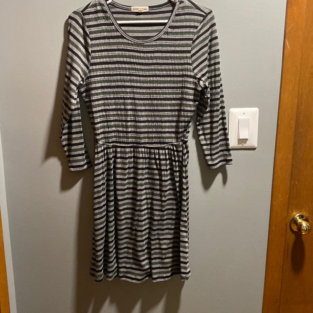 BRAND NEW WOMAN’S DRESS SIZE LARGE! MISSING BELT! NWOT! SMOKE FREE HOME!